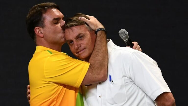 flavio-bolsonaro-besa-a-su-padre-el-expresidente-jair-bolsonaro-en-una-imagen-de-archivo-foto-afp-RK