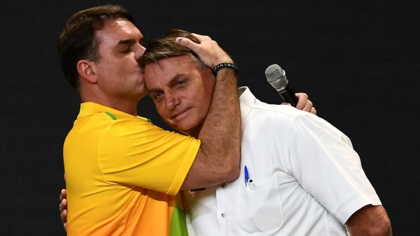 flavio-bolsonaro-besa-a-su-padre-el-expresidente-jair-bolsonaro-en-una-imagen-de-archivo-foto-afp-RK